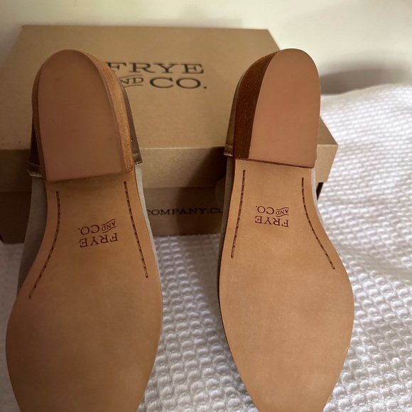 Frye and Co ankle booties.  Gold and bone color in new condition. 7.5M size - Picture 1 of 2